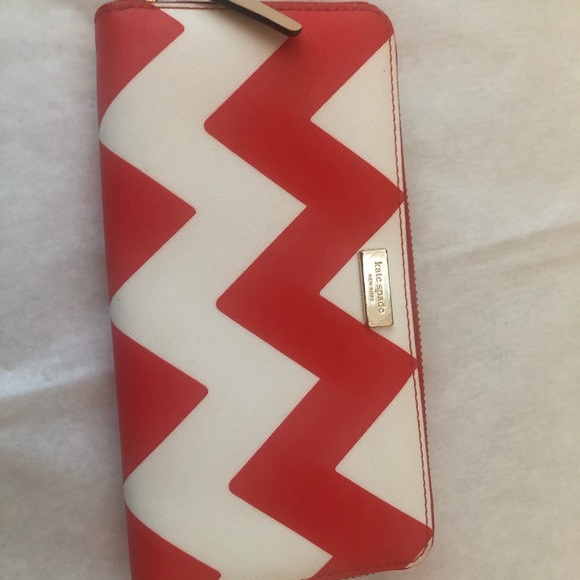 kate spade Handbags - Kate Spade Wallet Chevron